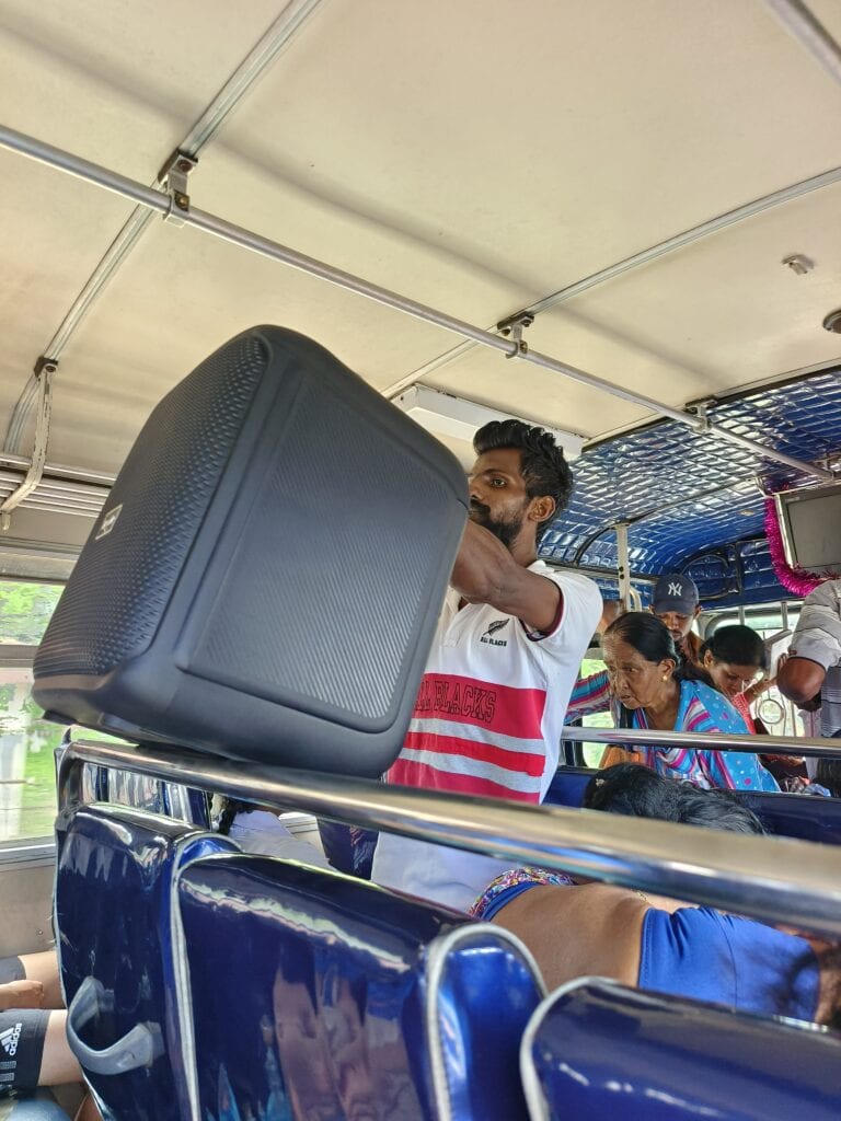 斯里蘭卡公車賣藝
