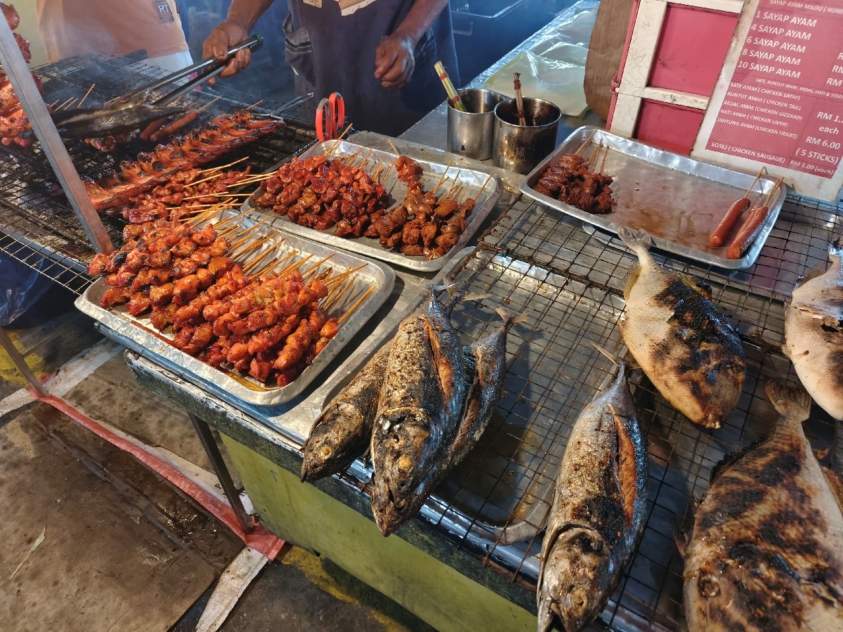 Top13 沙巴美食全攻略:亞庇餐廳/小吃/市集 - 第41張圖 菲律賓夜市燒烤