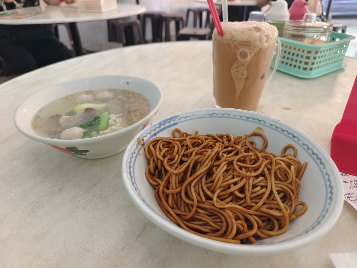 Top13 沙巴美食全攻略:亞庇餐廳/小吃/市集 - 第12張圖 金沙園生肉麵