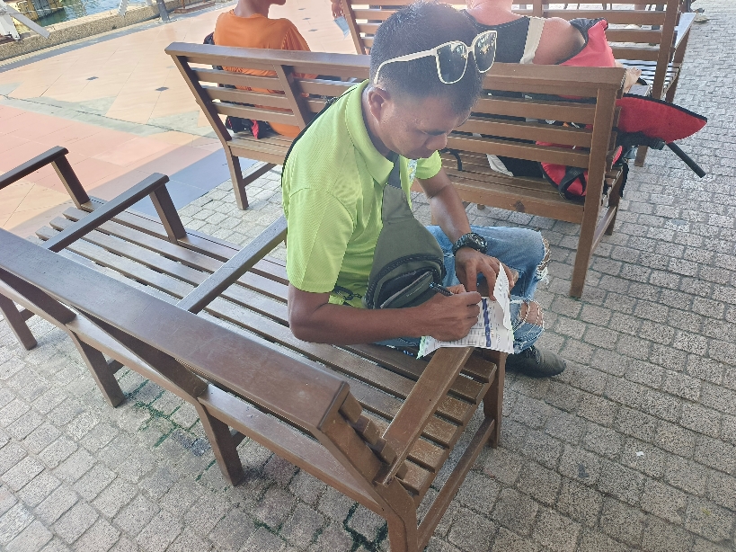 沙巴跳島一日遊:費用/交通 - 第7張圖 在開收據,租裝備給我的工作人員